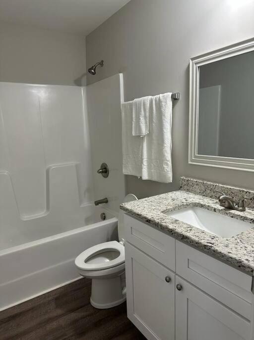 Gorgeous 3 Bedroom Home With Cable Tv In All Rooms & Free Wi-Fi Конкорд Екстериор снимка