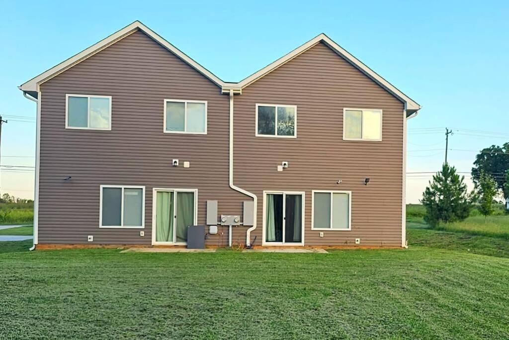Gorgeous 3 Bedroom Home With Cable Tv In All Rooms & Free Wi-Fi Конкорд Екстериор снимка