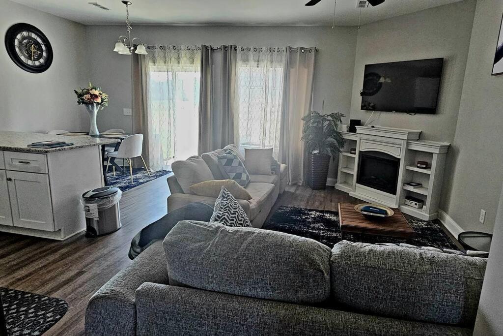 Gorgeous 3 Bedroom Home With Cable Tv In All Rooms & Free Wi-Fi Конкорд Екстериор снимка