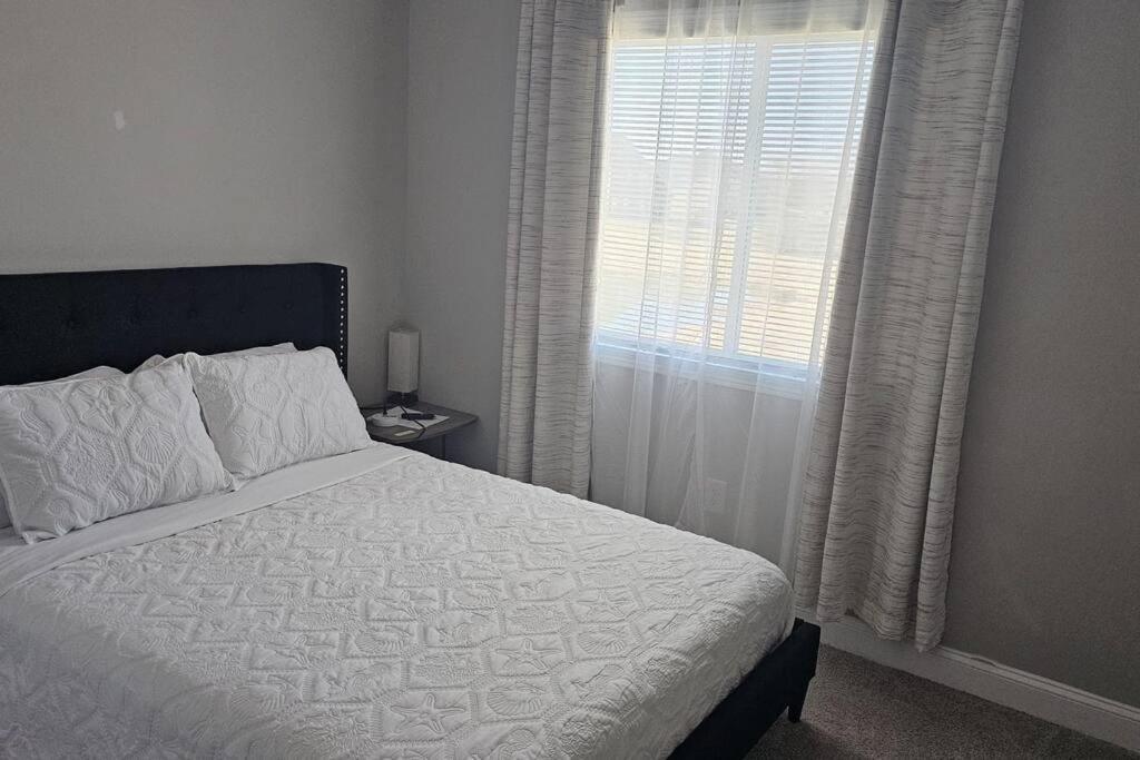 Gorgeous 3 Bedroom Home With Cable Tv In All Rooms & Free Wi-Fi Конкорд Екстериор снимка
