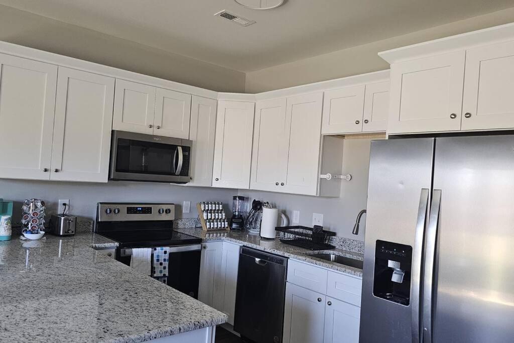 Gorgeous 3 Bedroom Home With Cable Tv In All Rooms & Free Wi-Fi Конкорд Екстериор снимка
